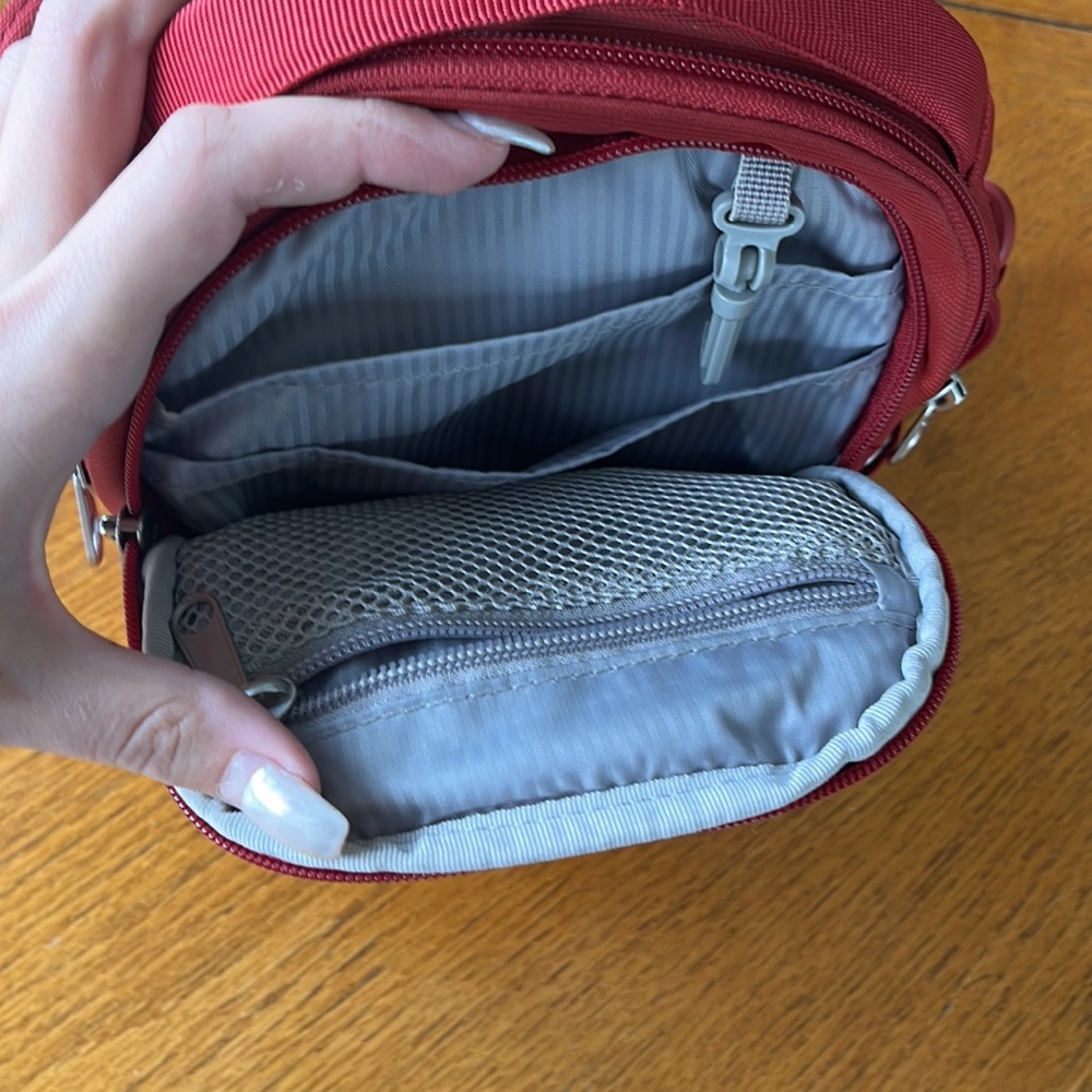 adjustable pacsafe cross body - Picture 4 of 5